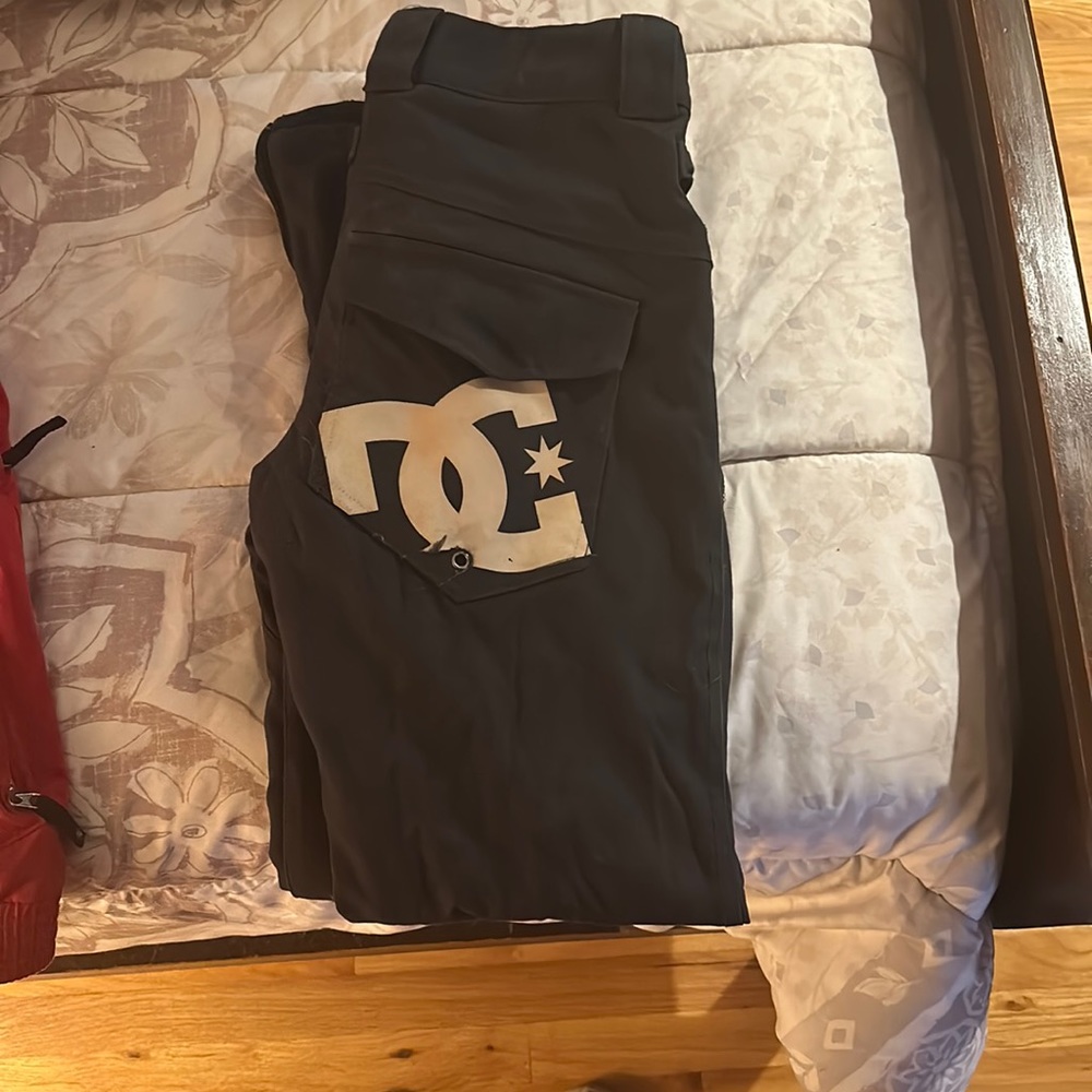 DC snowboarding pants. Woman’s size medium. I’ve worn these on and off for 8 yrs